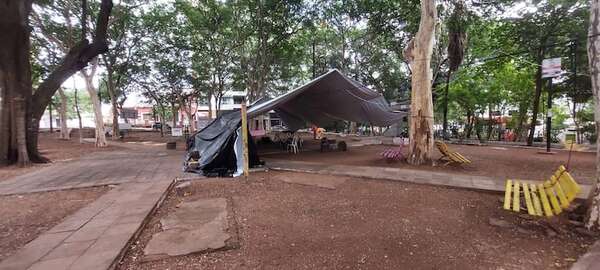 Plaza Batallón 40: Nenecho mantiene espacio verde ocupado y destruido - Nacionales - ABC Color