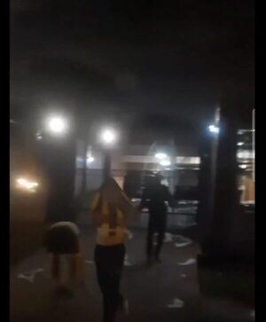 (Video) Al grito de ¡andate Dani! hinchas de luqueño atacaron la casa del presi de su club