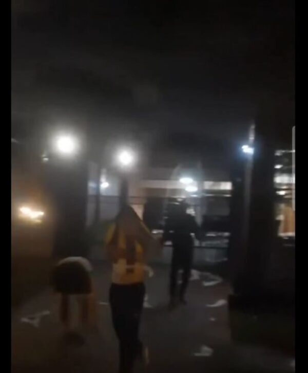 (Video) Al grito de ¡andate Dani! hinchas de luqueño atacaron la casa del presi de su club