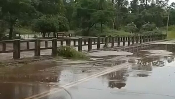 Desborde de arroyos bloquea camino e inunda a familias rurales en Concepción