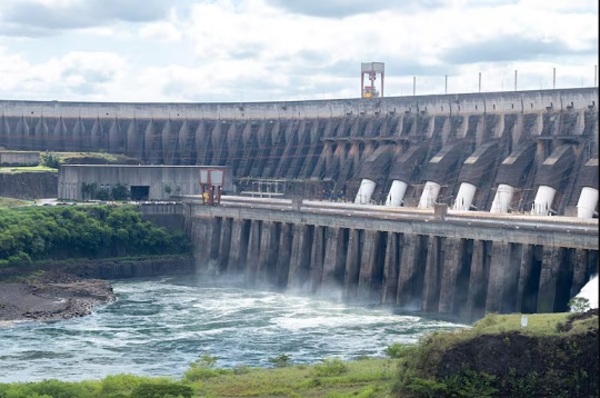Itaipú: G. 1,4 billones en gastos sin control durante 13 meses