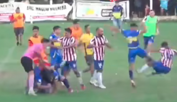 Versus / Batalla campal entre jugadores en un partido de la Liga Luqueña