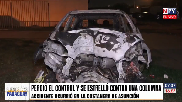 Vehículo consumido por las llamas tras impacto contra columna en la Costanera de Asunción