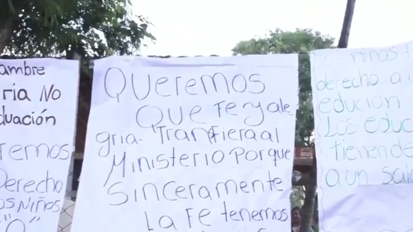 Padres y estudiantes toman escuela por falta de 12 docentes para cubrir materias en Ypané