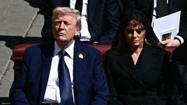 Melania Trump rezó por la paz en el mundo en el funeral del papa Francisco