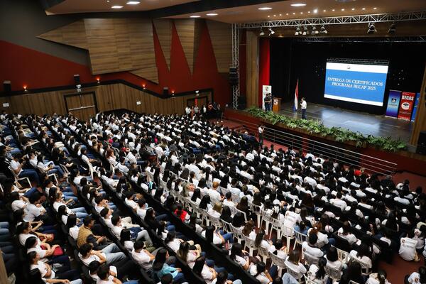 Gobernación de Alto Paraná entrega 1.000 becas universitarias a jóvenes del departamento - .::Agencia IP::.