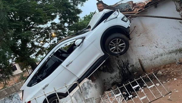 Camioneta "estacionó" sobre la muralla de una vivienda en Villarrica - 1000 Noticias