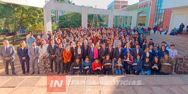 GOBERNACIÓN DE ITAPÚA ENTREGÓ BECAS A ESTUDIANTES