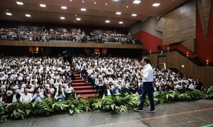 Entregan becas a jóvenes del Alto Paraná