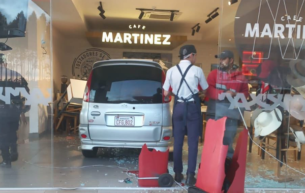 Pierde el control de su vehículo e ingresa en el interior de una estación de servicio - Noticiero Paraguay