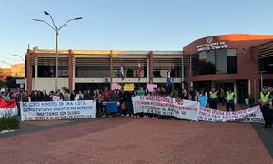 Estudiantes de IFD Coronel Oviedo se manifiestan en rechazo a la anulación de exámenes de ingreso - OviedoPress