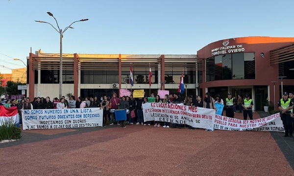 Estudiantes de IFD Coronel Oviedo se manifiestan en rechazo a la anulación de exámenes de ingreso - OviedoPress