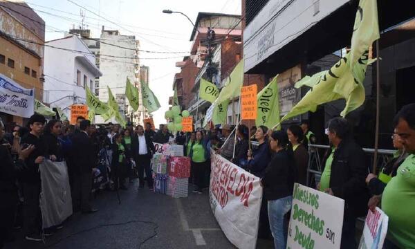 Docentes protestan por anulación de examen tras irregularidades denunciadas por el MEC – Prensa 5