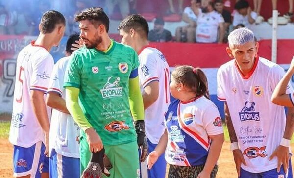 Versus / ¡Tremenda corrida! Tobías Vargas tuvo que escaparse del campo de juego