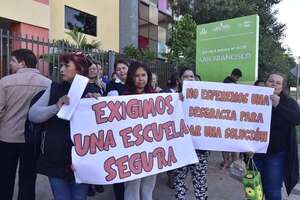 Abandono del MEC: madres tomaron escuela en pésimo estado - Nacionales - ABC Color