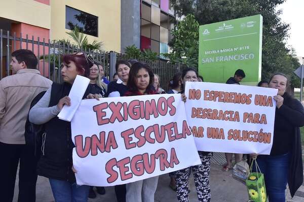 Abandono del MEC: madres tomaron escuela en pésimo estado - Nacionales - ABC Color