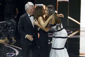 ¡Eva Longoria recibió el Platino de Honor de manos de Sofía Vergara! - Gente - ABC Color