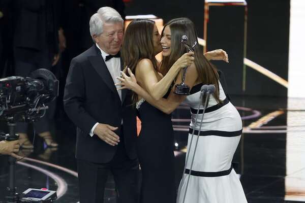 ¡Eva Longoria recibió el Platino de Honor de manos de Sofía Vergara! - Gente - ABC Color