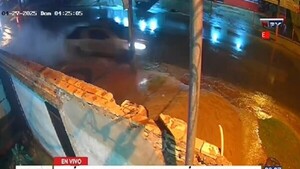 Ñemby: Conductor pierde el control de su camioneta y destroza parte de un local