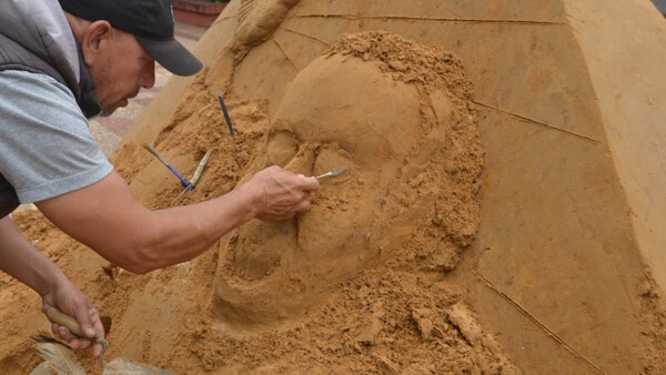 Pilar: Escultura de arena en tributo al Papa
