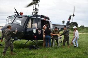 Helicóptero de la Policía Nacional no da abasto para evacuar a pobladores aislados en el Chaco - Noticias del Chaco - ABC Color