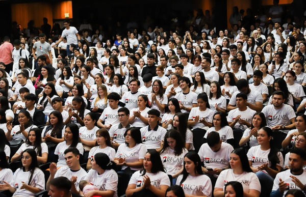 Gobernación entregó 1.000 becas a universitarios del Alto Paraná - ADN Digital