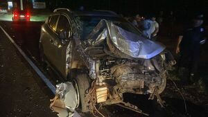 Joven conductora ebria impacta contra columna de la ANDE en San Juan del Paraná