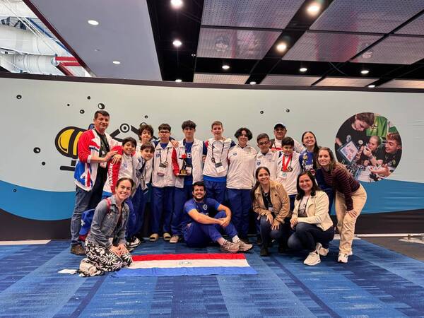 Talentosos jóvenes de Alto Paraná traen el premio revelación de mundial de robótica - La Clave