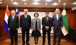 Diplomáticos del Consulado de China-Taiwán visitan la UNE