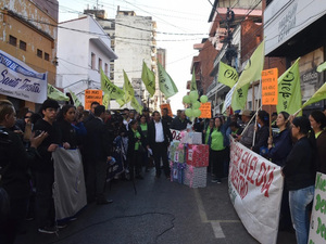 Docentes protestan contra anulación de examen