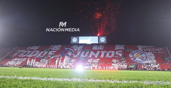 Versus / La FIFA abrió expediente contra la APF por mal comportamiento de la hinchada Albirroja
