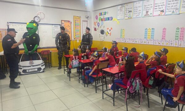 Policías imparten charlas en centro educativo por mes de la Patria