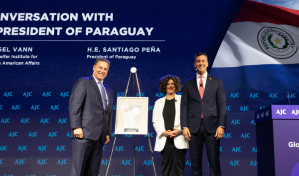 Santiago Peña recibe premio en EEUU y reafirma apoyo a Israel
