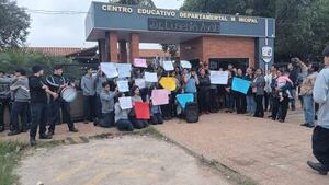 Villeta: padres y alumnos del Centro Educativo Departamental reclaman rubro - Nacionales - ABC Color
