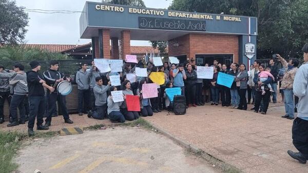 Villeta: padres y alumnos del Centro Educativo Departamental reclaman rubro - Nacionales - ABC Color