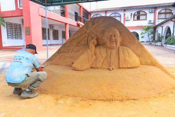 Óscar Arena homenajea al papa Francisco con una emotiva escultura de arena en Pilar - Nacionales - ABC Color