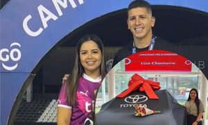 ¡Quién pudiera! El arquero de Libertad le regaló un 0Km a su esposa