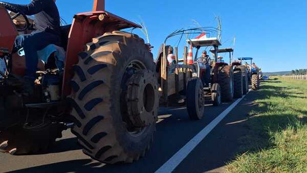 Arranca la marcha de cañicultores hacia la capital con cientos de tractores desde Mauricio José Troche