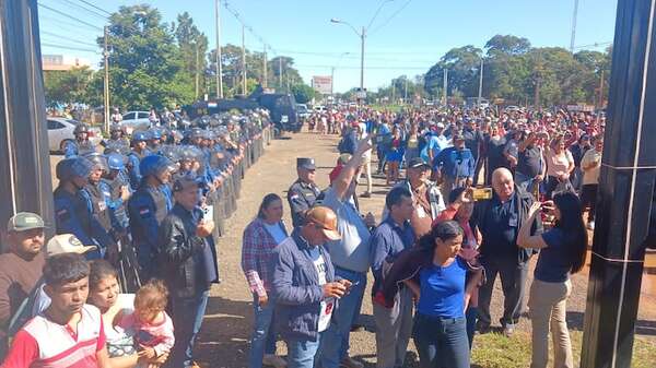 Santa Rosa del Aguaray: campesinos movilizados dan tregua tras tensa reunión, a la espera de diálogo con el presidente Santiago Peña - Nacionales - ABC Color