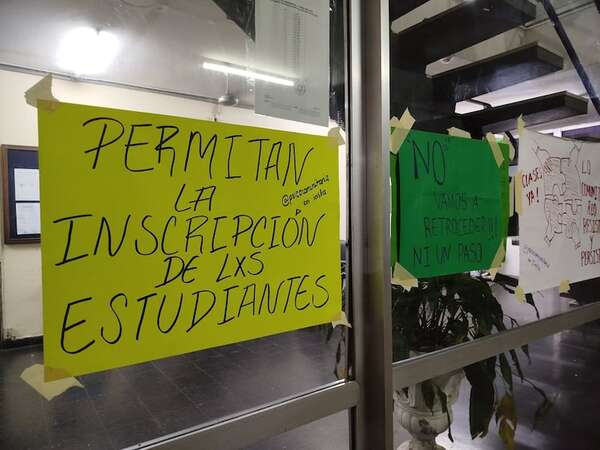 UNA: alumnos protestan por arbitraria inhabilitación de curso en Psicología Comunitaria - Nacionales - ABC Color