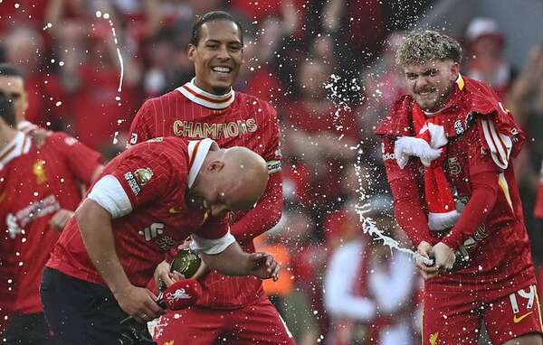 Slot rinde homenaje a Klopp tras título del Liverpool - Fútbol Internacional - ABC Color