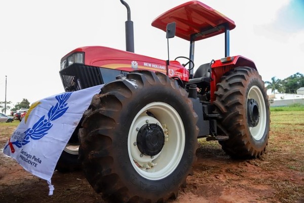 Gobierno fortalece la agricultura familiar con entrega de maquinarias en Canindeyú - ADN Digital