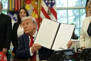 Trump firma orden para penalizar a las ciudades que no colaboren con agentes de migración - Mundo - ABC Color