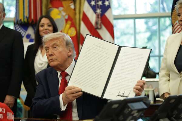 Trump firma orden para penalizar a las ciudades que no colaboren con agentes de migración - Mundo - ABC Color