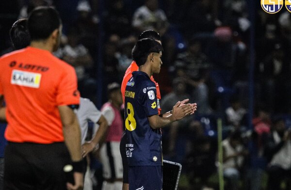 Versus / El chico de 15 años que debutó en el partido entre Olimpia y Trinidense