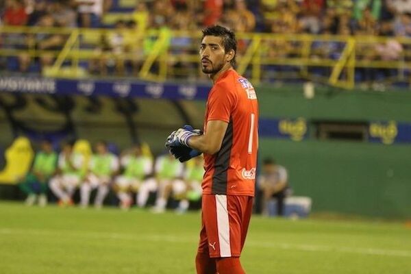 (VIDEO) ¡Un nuevo escándalo para el arquero Tobías Vargas en un clásico luqueño!