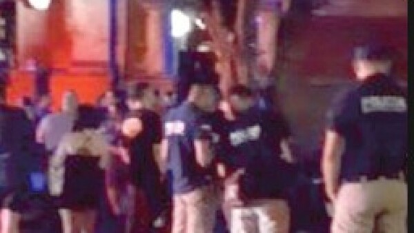 Roban montón de celus durante concierto en un local nocturno