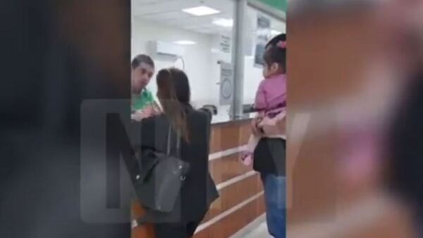 Una pareja con un bebé en brazos esperó cuatro horas y no fue atendida en IPS