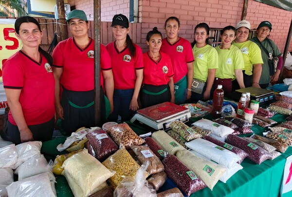 Ofertan productos sin intermediarios en ferias simultáneas en San Lorenzo y en el 1811 - .::Agencia IP::.