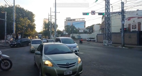 Tras acuerdo, liberan la avenida Artigas y se normaliza el tránsito en Asunción - ADN Digital